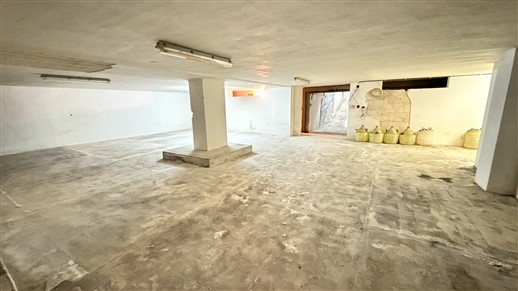 P  R  E  Z  Z  O     R  I  B  A  S  S  A  T  O  -  Locale Deposito con Spazio Esterno Privato